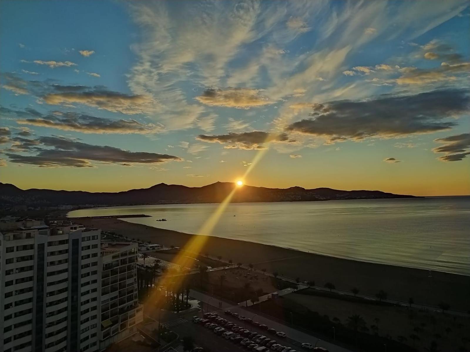 Apartamento Vistas Al Mar Aire Acondicionado Wifi เอมปูเรียบราบา ภายนอก รูปภาพ